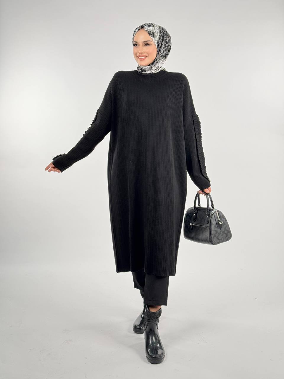 RUHENA Strickkleid mit Rüschenärmeln – Schwarz & Sand RH-B-EL-0011