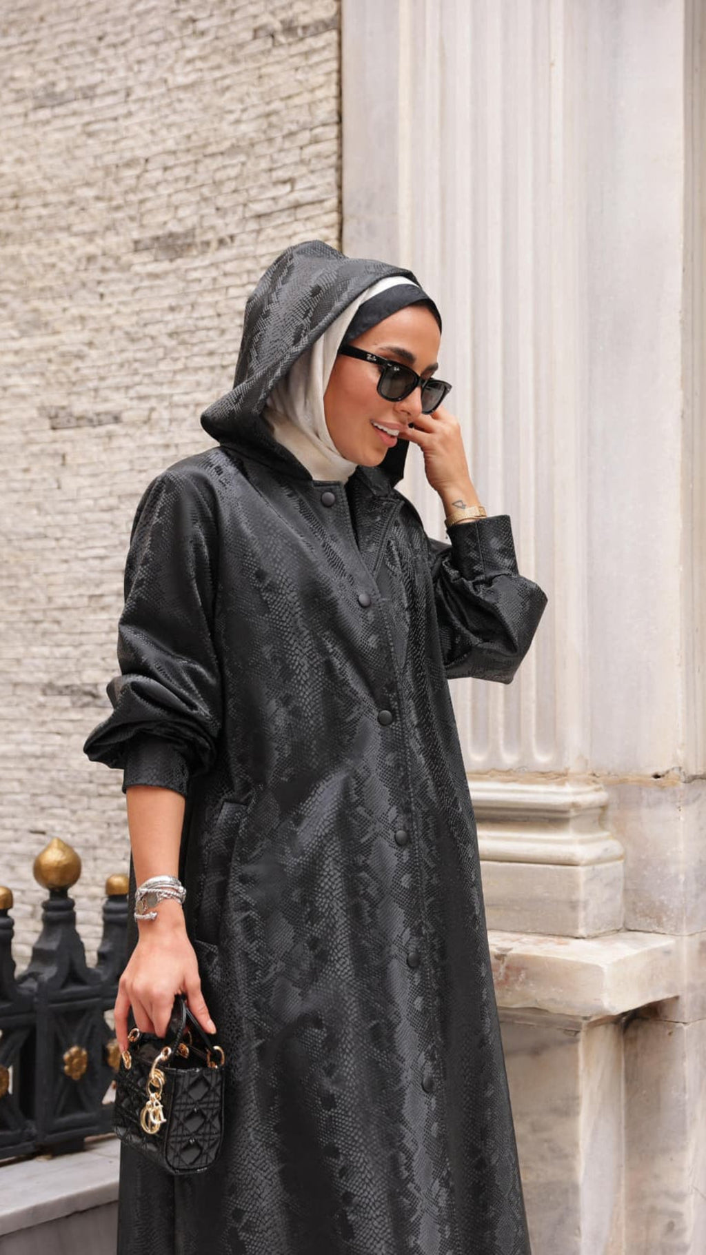 RH-M-TC-0001 – Schwarzer Kapuzenmantel aus Kunstleder (Schlangenprägung)