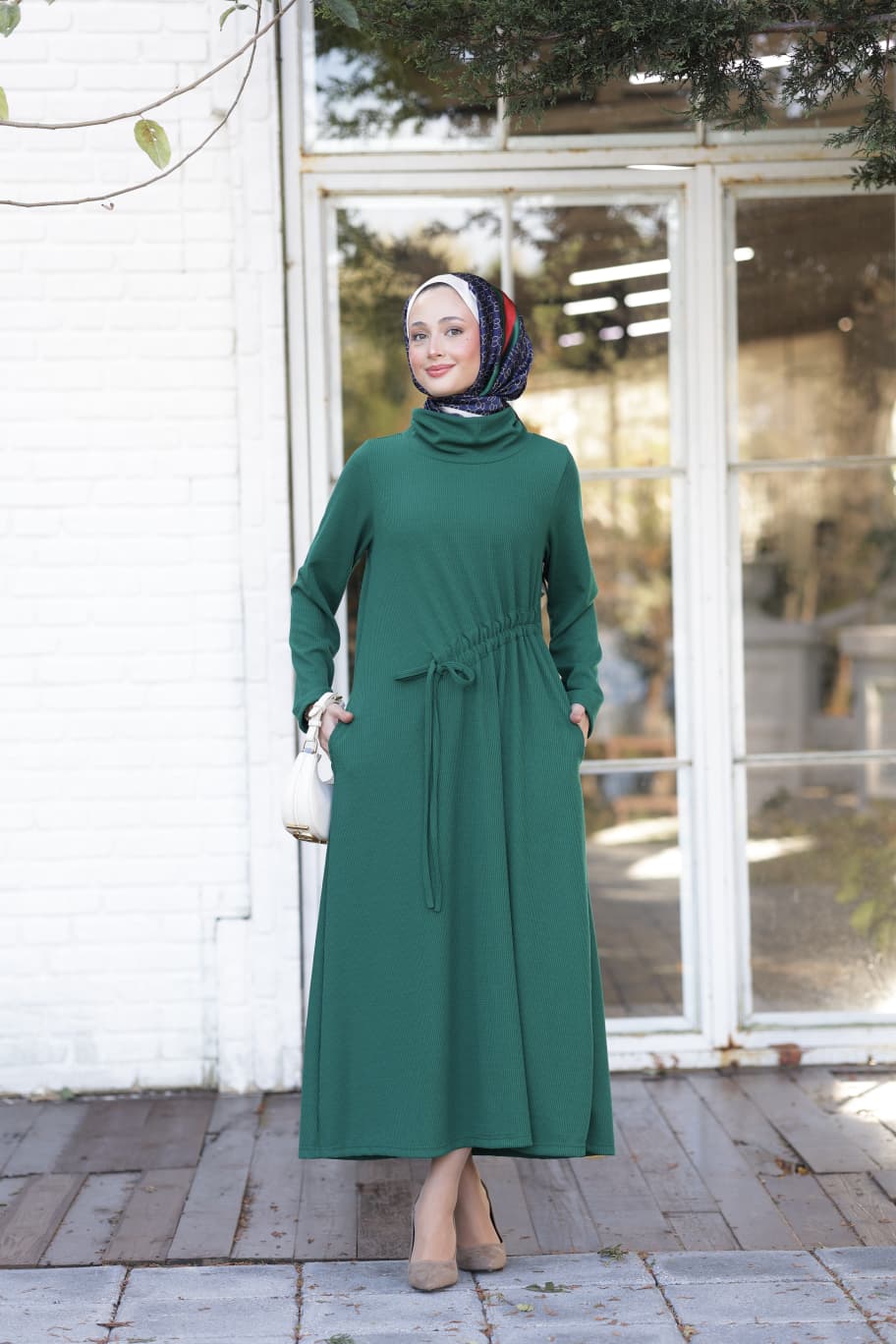 RH-M-EL-0003 – Geripptes Viskosekleid mit Tunnelzug – Smaragd / Schwarz / Bordeaux