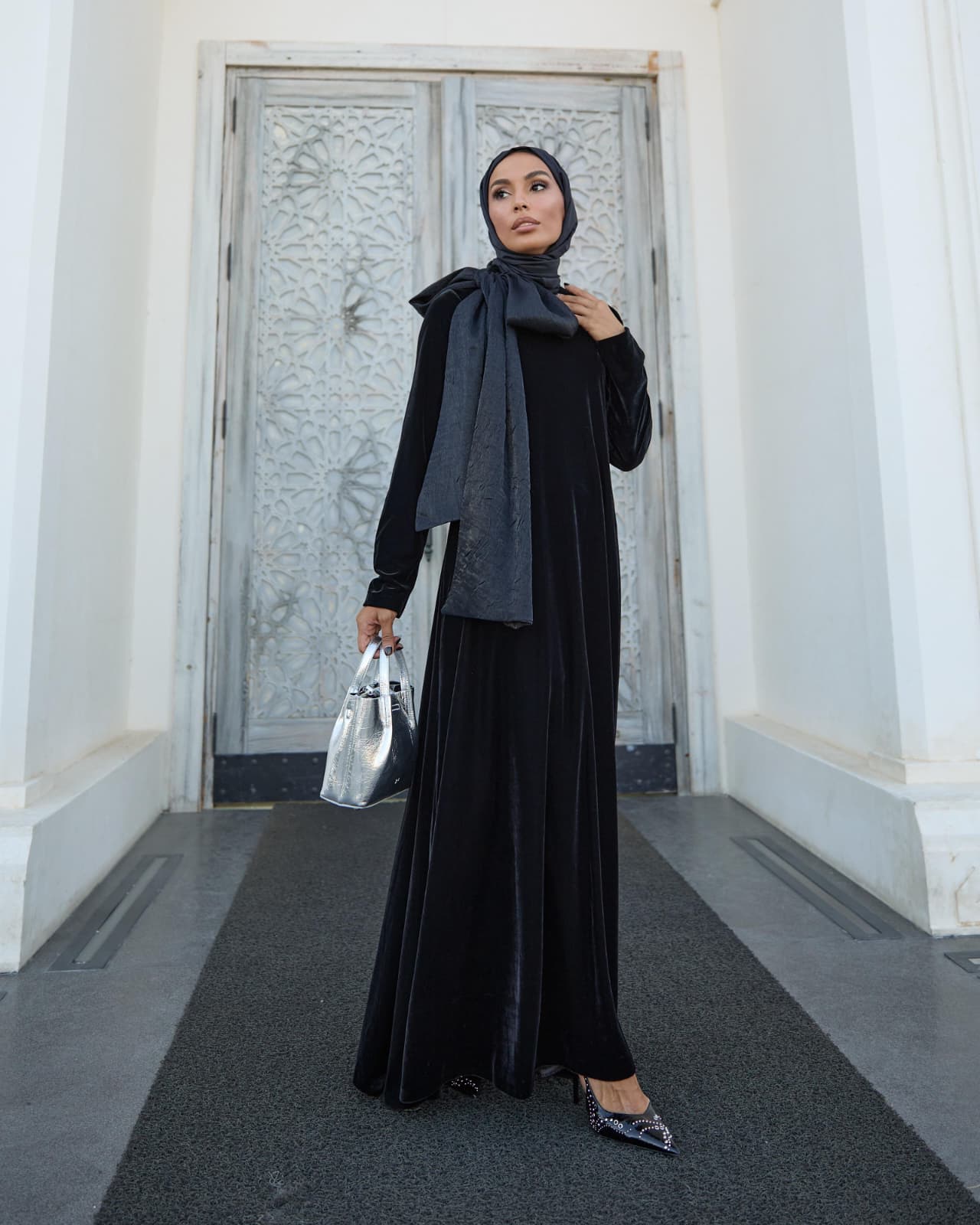 Schwarzes Samtkleid mit integriertem Schal – RH-M-EL-0007