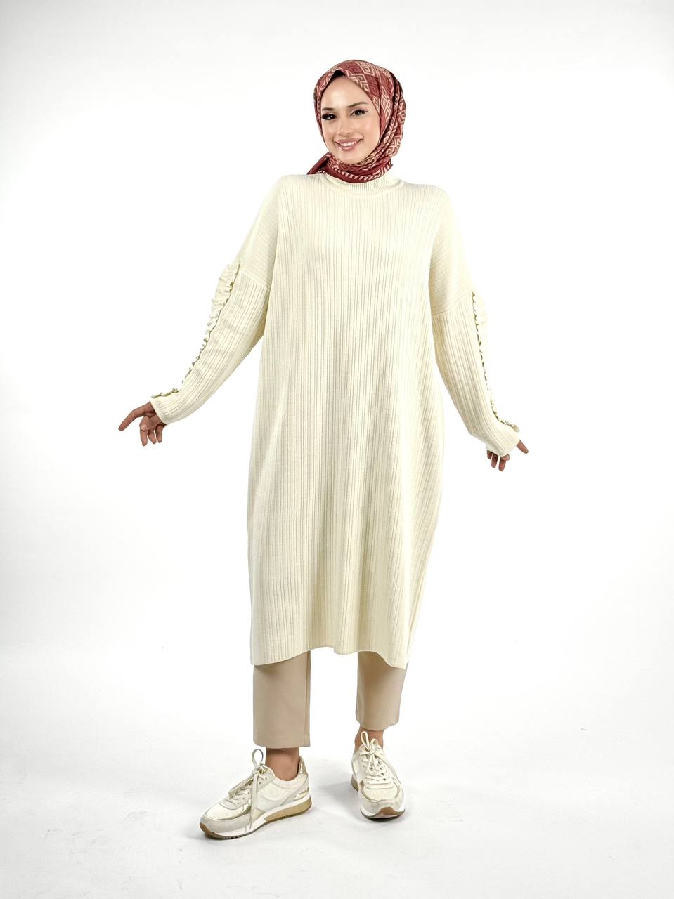 RUHENA Strickkleid mit Rüschenärmeln – Schwarz & Sand RH-B-EL-0011