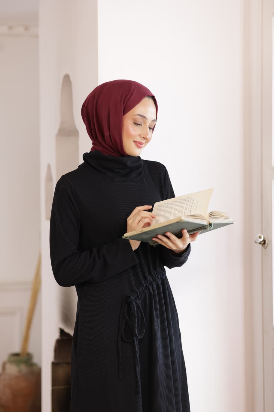 RH-M-EL-0003 – Geripptes Viskosekleid mit Tunnelzug – Smaragd / Schwarz / Bordeaux