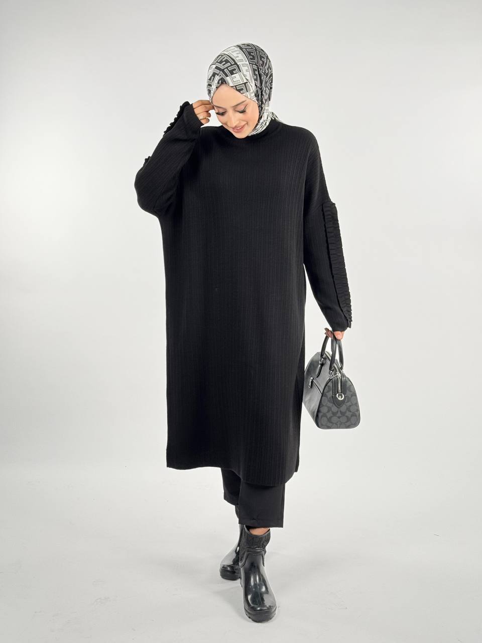 RUHENA Strickkleid mit Rüschenärmeln – Schwarz & Sand RH-B-EL-0011