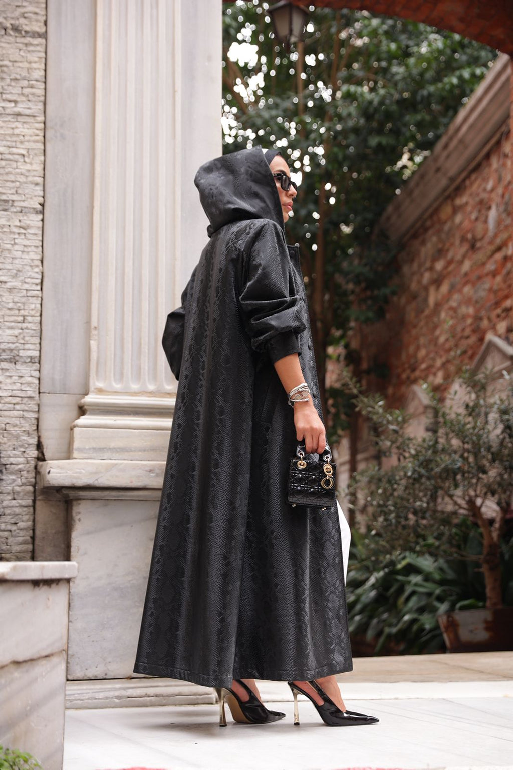 RH-M-TC-0001 – Schwarzer Kapuzenmantel aus Kunstleder (Schlangenprägung)