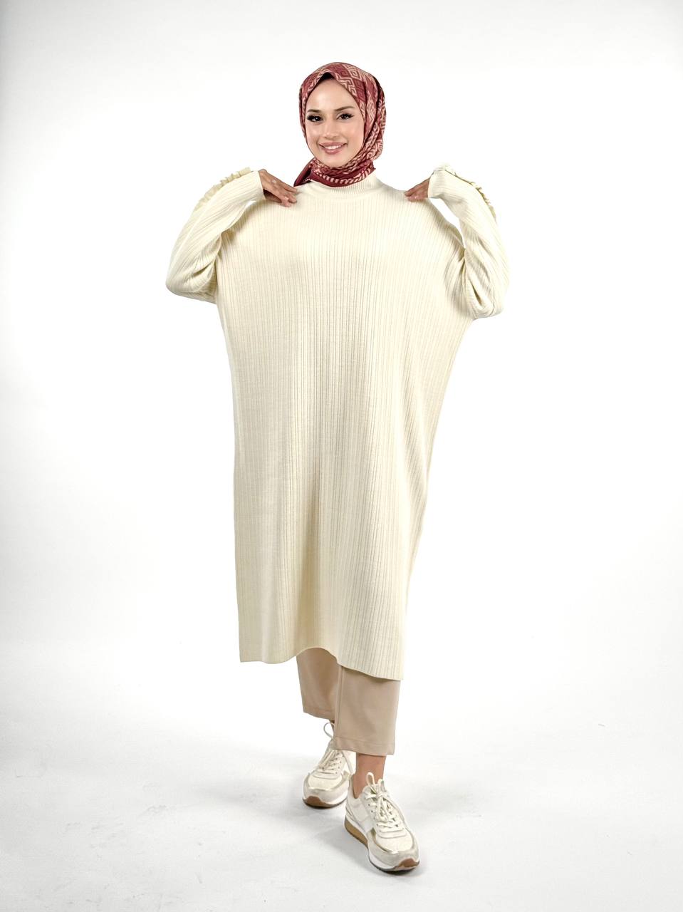 RUHENA Strickkleid mit Rüschenärmeln – Schwarz & Sand RH-B-EL-0011