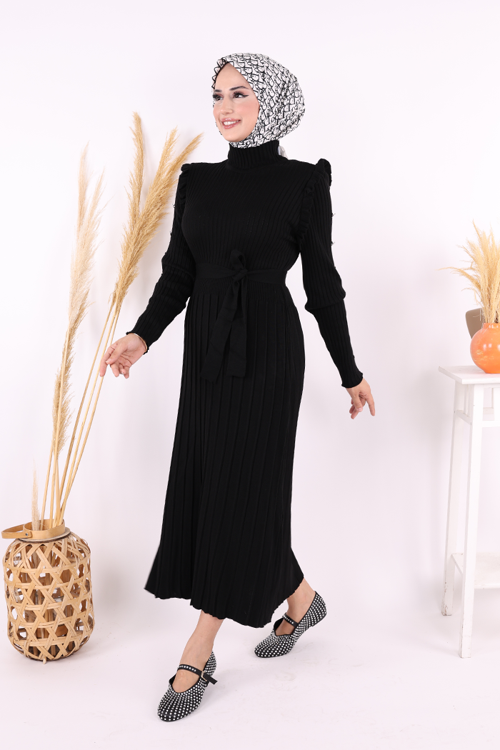 RUHENA Rippstrickkleid mit Rüschen-Schultern und Nieten – Schwarz RH-B-EL-0008