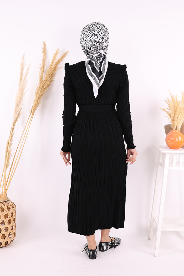 RUHENA Rippstrickkleid mit Rüschen-Schultern und Nieten – Schwarz RH-B-EL-0008