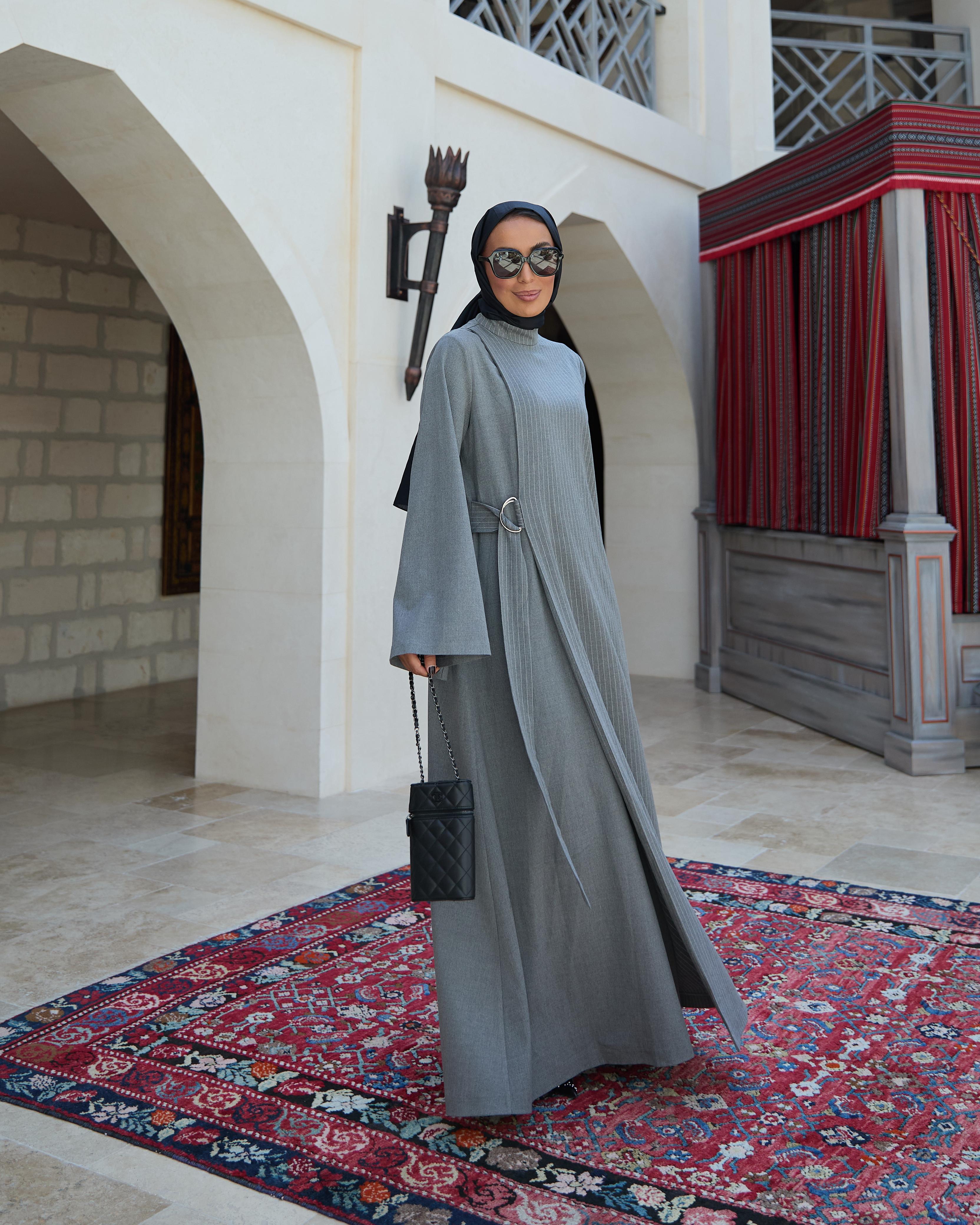 RH-M-EL-0004 – Gestreiftes Webkleid mit Bindegürtel – Grau & Dunkelblau