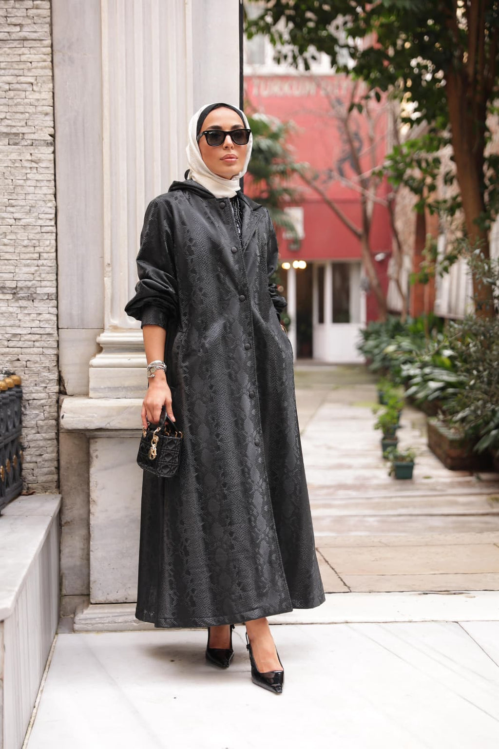 RH-M-TC-0001 – Schwarzer Kapuzenmantel aus Kunstleder (Schlangenprägung)