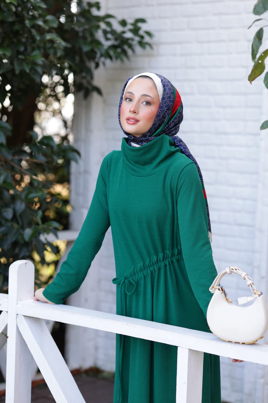 RH-M-EL-0003 – Geripptes Viskosekleid mit Tunnelzug – Smaragd / Schwarz / Bordeaux