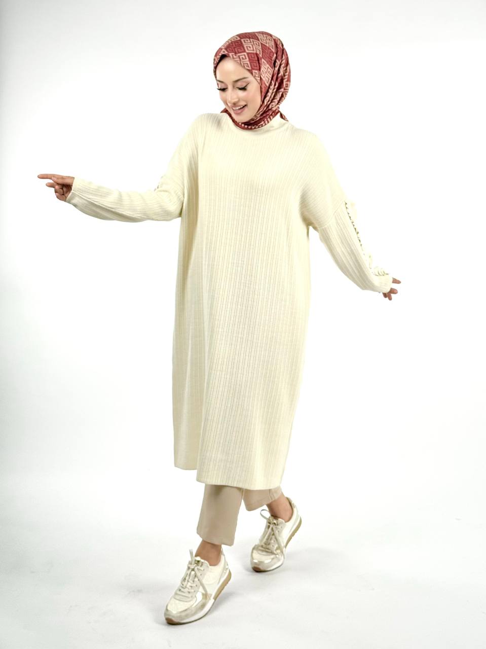 RUHENA Strickkleid mit Rüschenärmeln – Schwarz & Sand RH-B-EL-0011