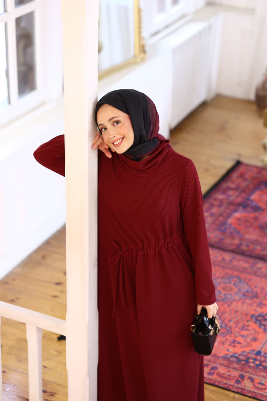 RH-M-EL-0003 – Geripptes Viskosekleid mit Tunnelzug – Smaragd / Schwarz / Bordeaux