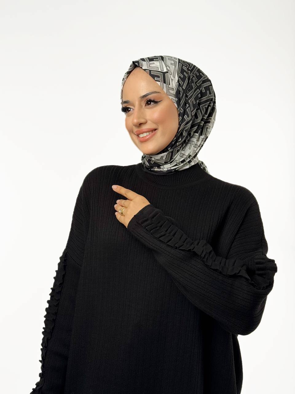 RUHENA Strickkleid mit Rüschenärmeln – Schwarz & Sand RH-B-EL-0011