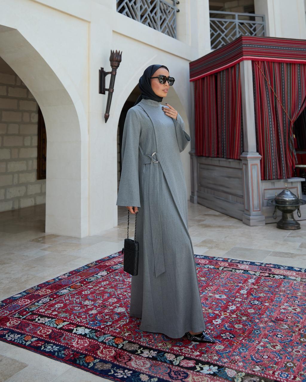 RH-M-EL-0004 – Gestreiftes Webkleid mit Bindegürtel – Grau & Dunkelblau