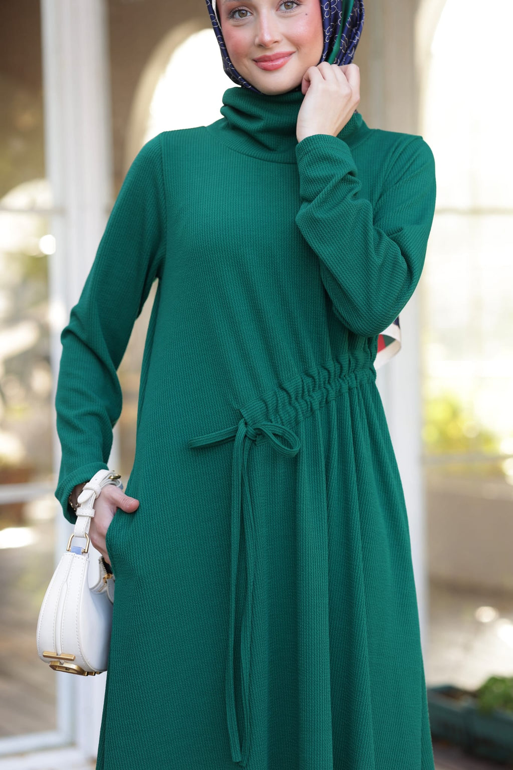 RH-M-EL-0003 – Geripptes Viskosekleid mit Tunnelzug – Smaragd / Schwarz / Bordeaux