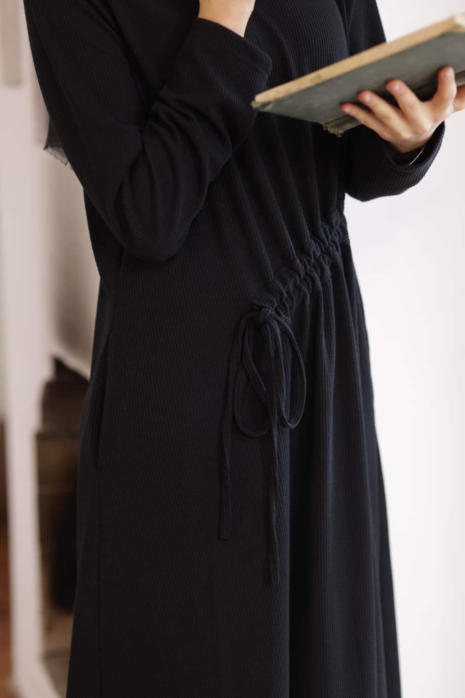 RH-M-EL-0003 – Geripptes Viskosekleid mit Tunnelzug – Smaragd / Schwarz / Bordeaux