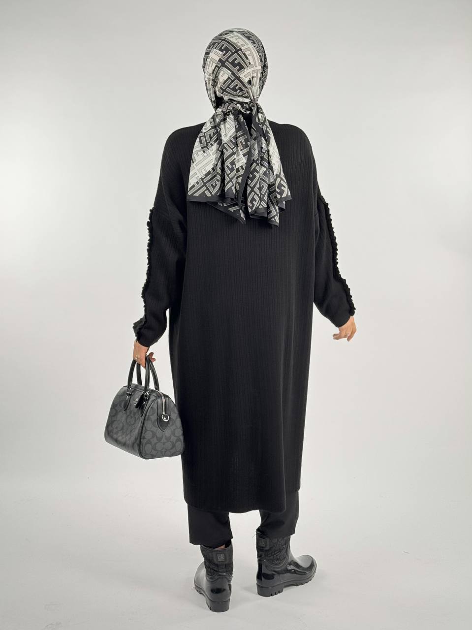 RUHENA Strickkleid mit Rüschenärmeln – Schwarz & Sand RH-B-EL-0011