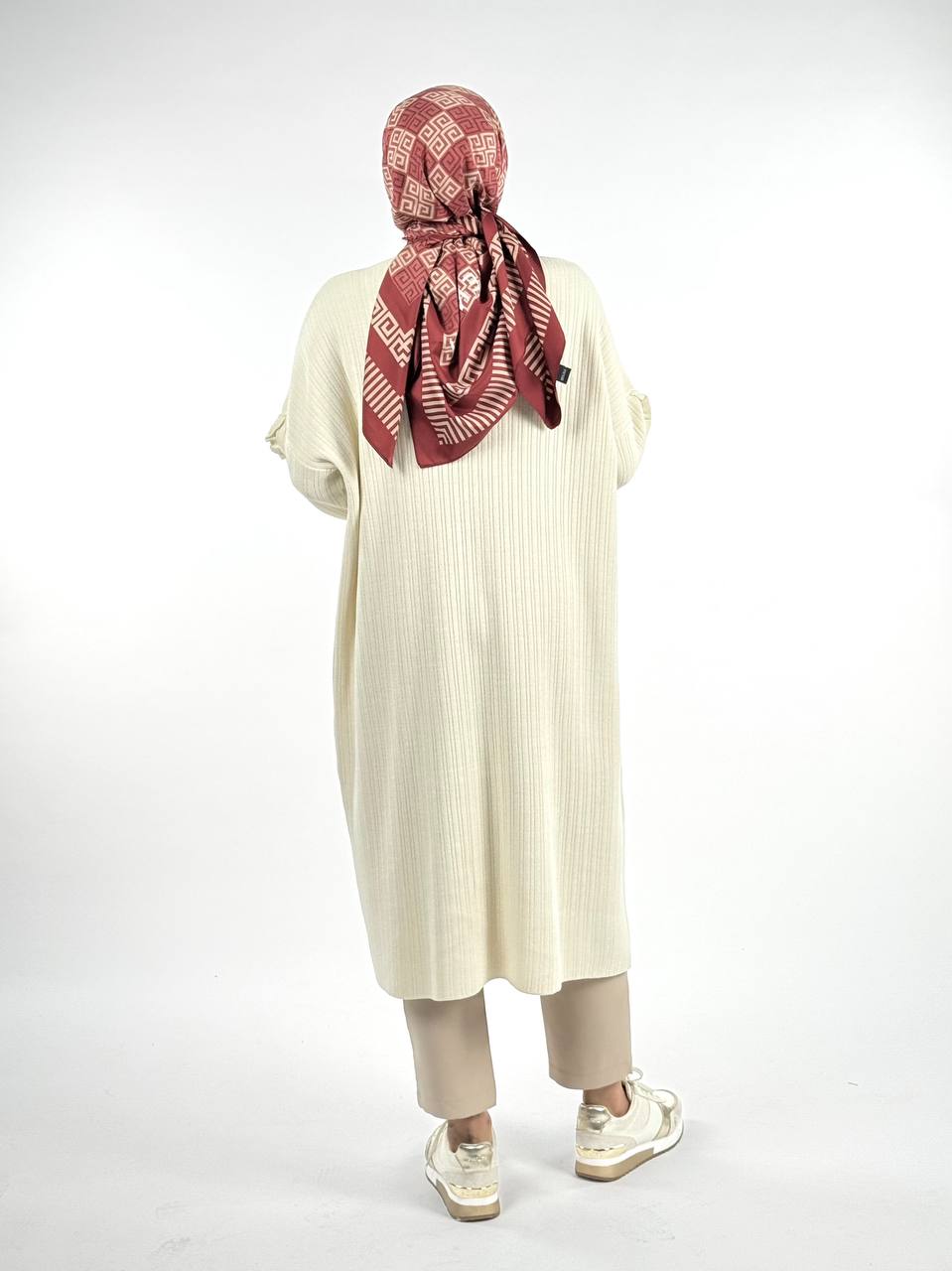 RUHENA Strickkleid mit Rüschenärmeln – Schwarz & Sand RH-B-EL-0011