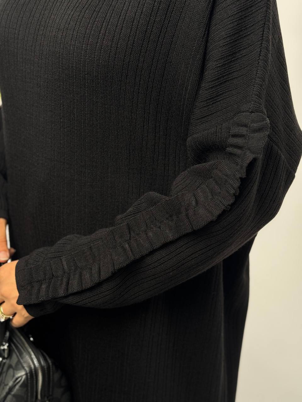 RUHENA Strickkleid mit Rüschenärmeln – Schwarz & Sand RH-B-EL-0011