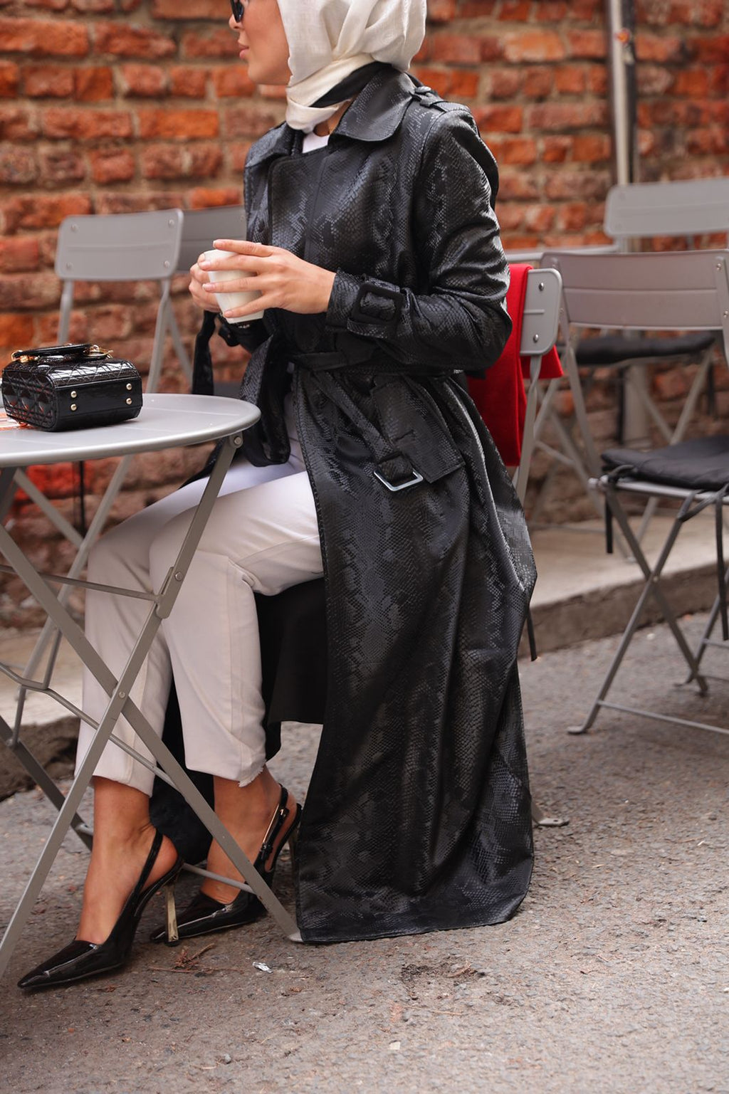 RH-M-TC-0001 – Schwarzer Kapuzenmantel aus Kunstleder (Schlangenprägung)