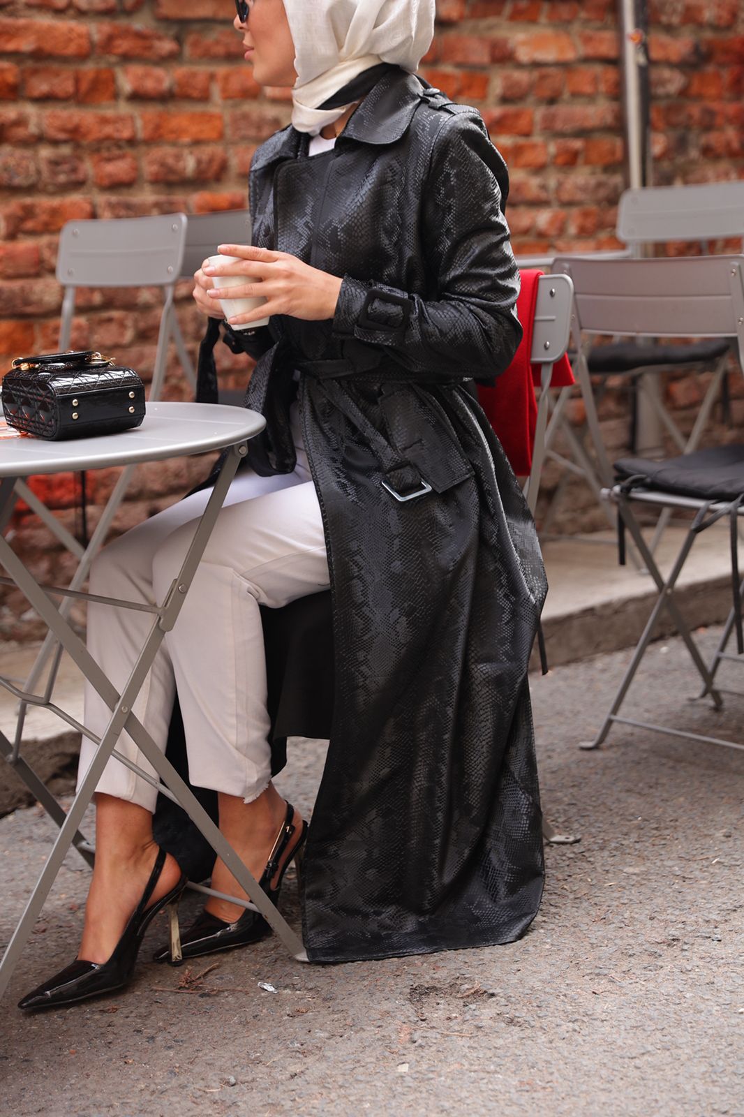 RH-M-TC-0001 – Schwarzer Kapuzenmantel aus Kunstleder (Schlangenprägung)