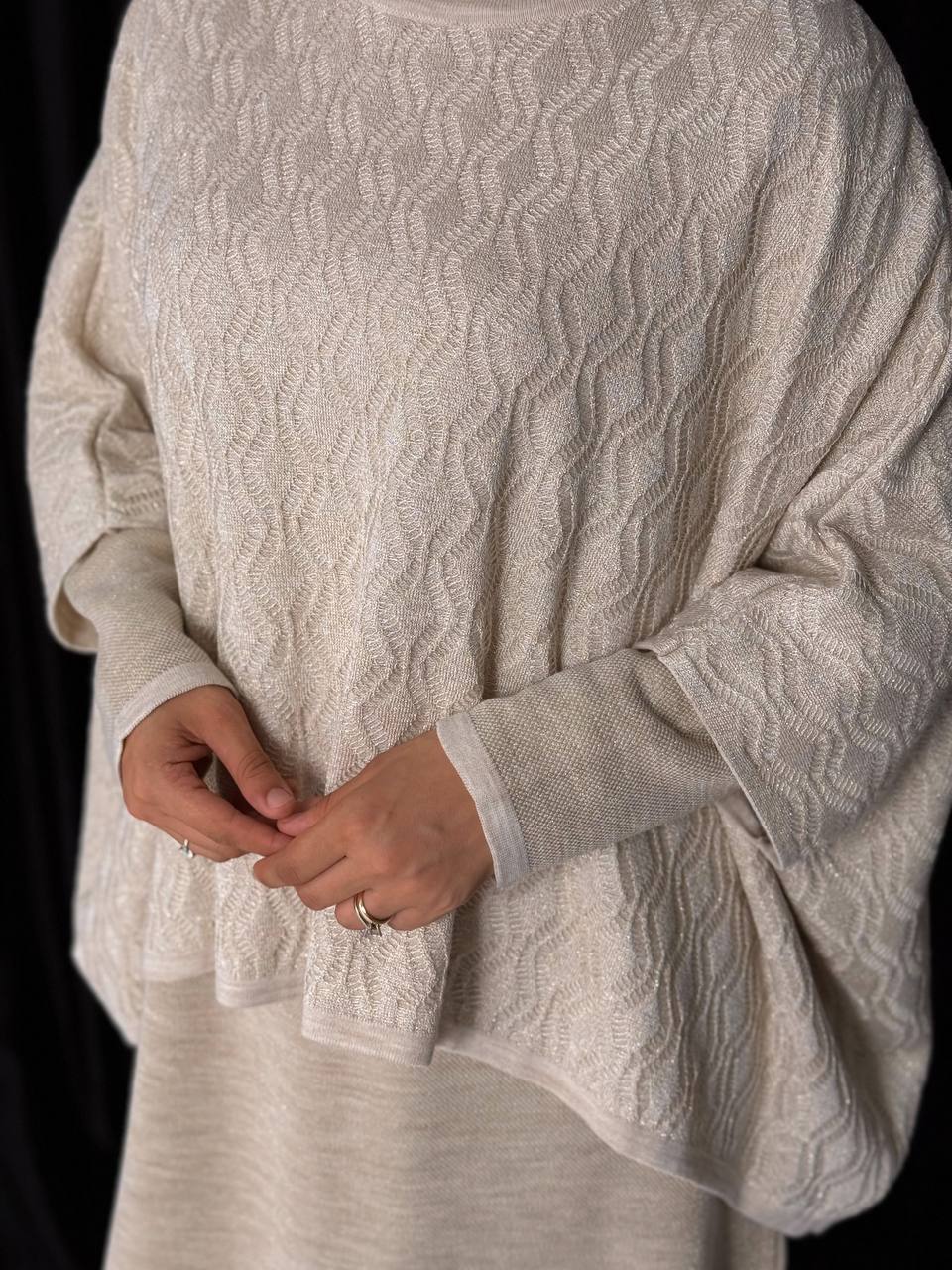 RUHENA Flausch-Poncho in Spitzenoptik – Schwarz / Taupe / Vison | Einheitsgröße (38–54) | RH-B-PN-0001