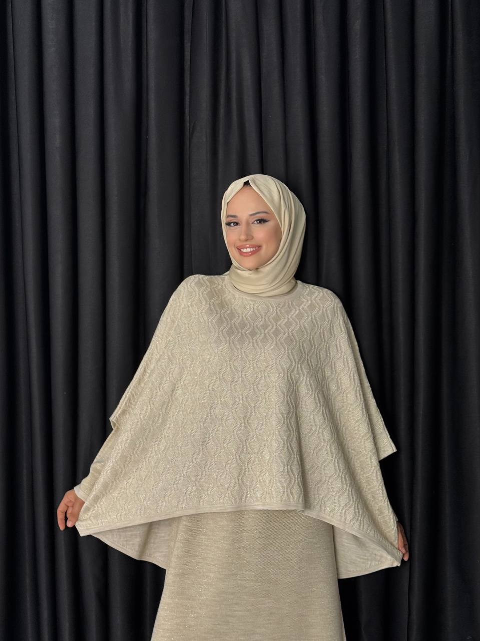 RUHENA Flausch-Poncho in Spitzenoptik – Schwarz / Taupe / Vison | Einheitsgröße (38–54) | RH-B-PN-0001