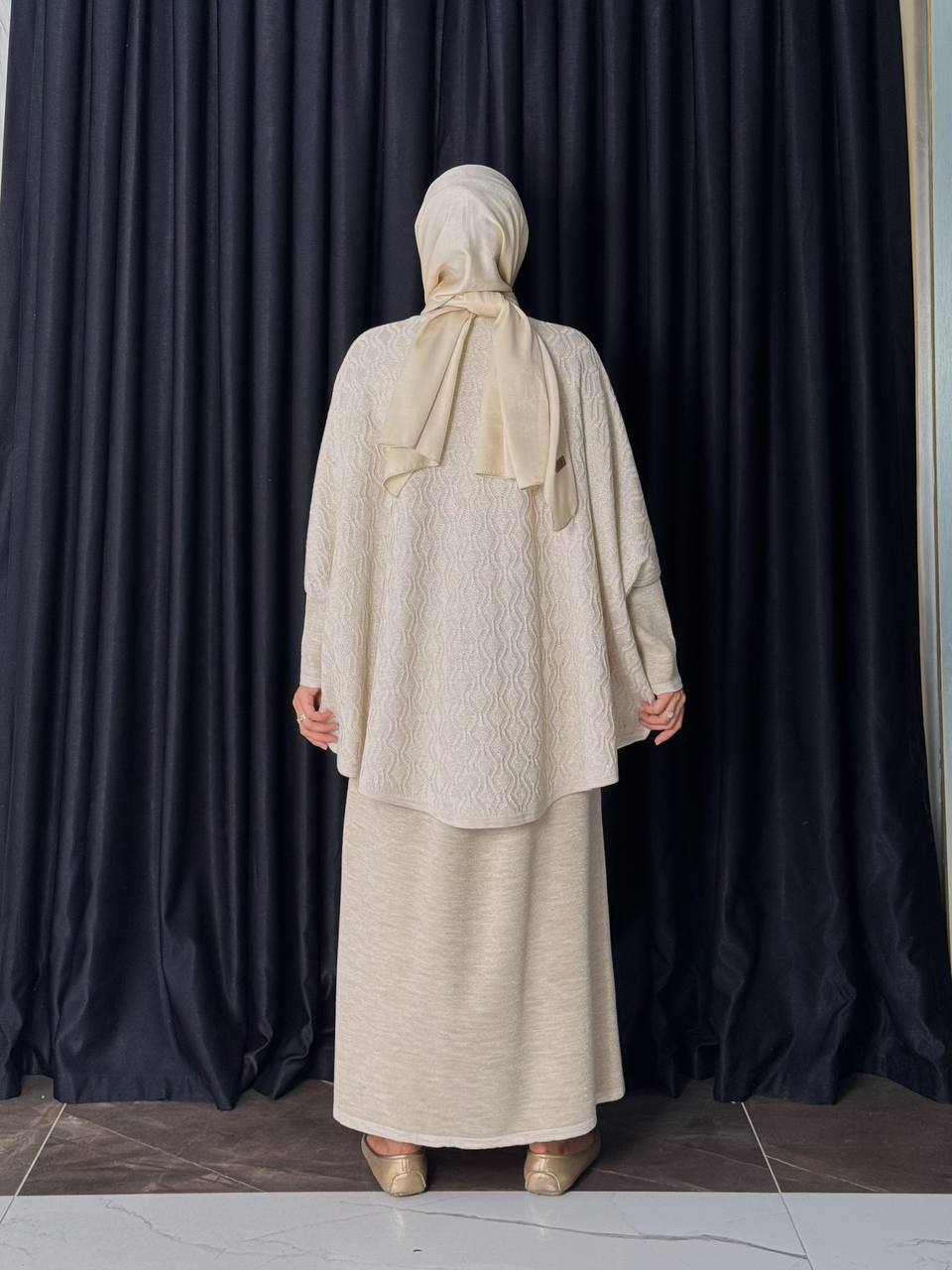 RUHENA Flausch-Poncho in Spitzenoptik – Schwarz / Taupe / Vison | Einheitsgröße (38–54) | RH-B-PN-0001