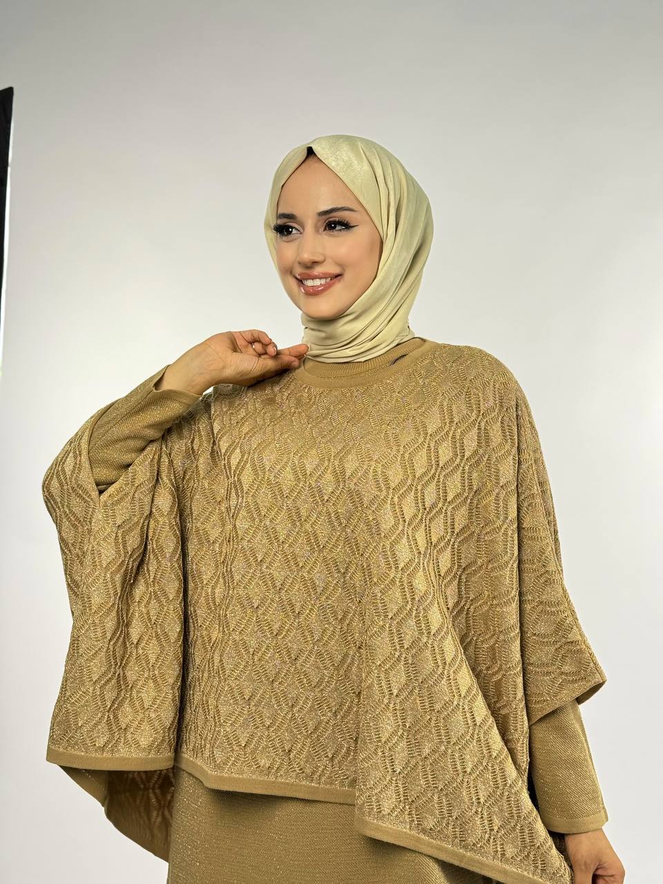 RUHENA Flausch-Poncho in Spitzenoptik – Schwarz / Taupe / Vison | Einheitsgröße (38–54) | RH-B-PN-0001