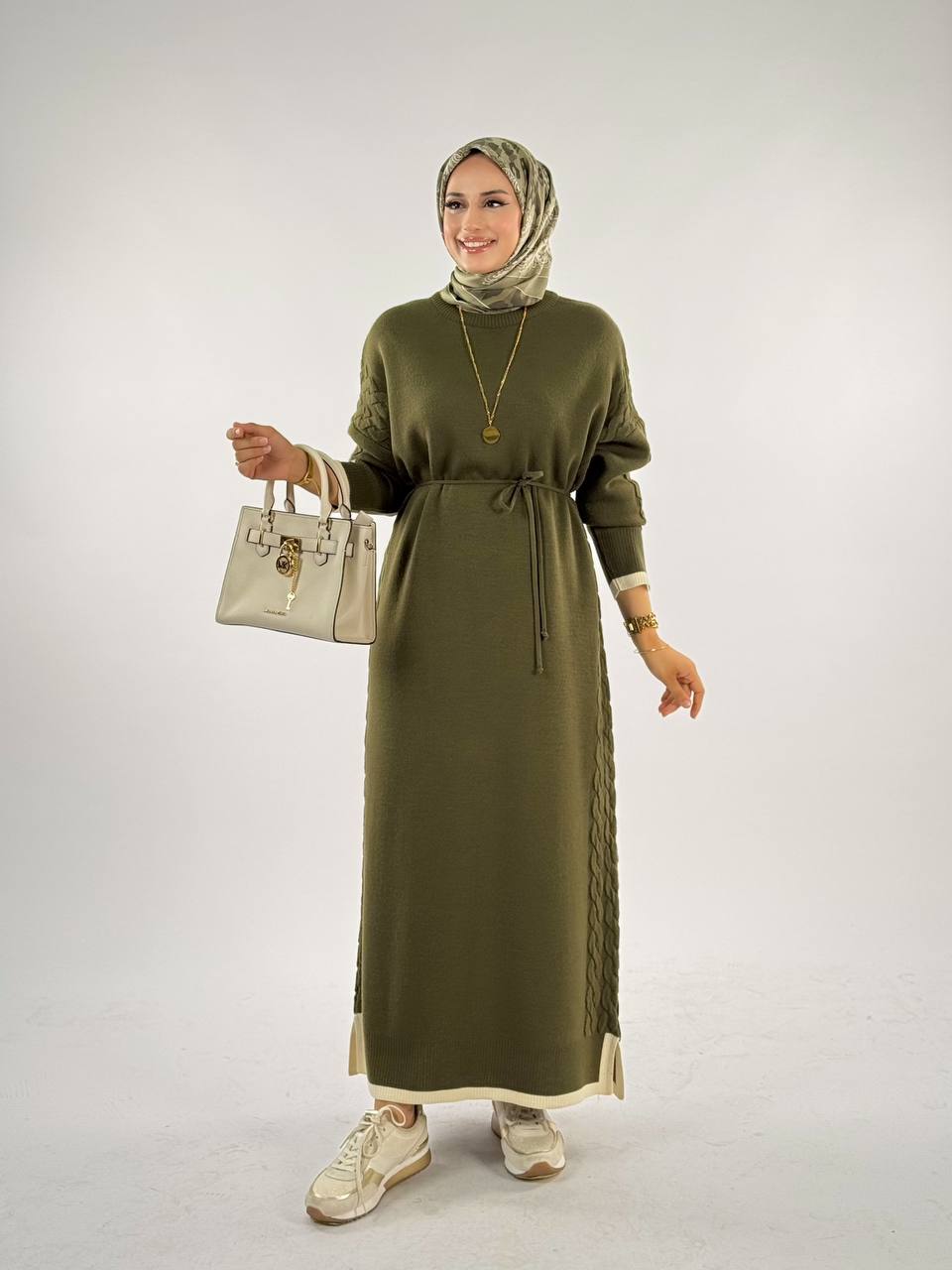 RUHENA Strickkleid mit Strickdetail und Schlitz – Einheitsgröße (38–46) | RH-B-EL-0012