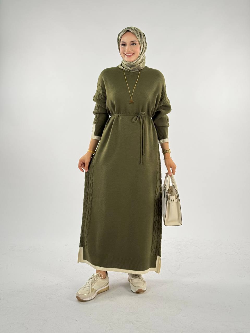 RUHENA Strickkleid mit Strickdetail und Schlitz – Einheitsgröße (38–46) | RH-B-EL-0012