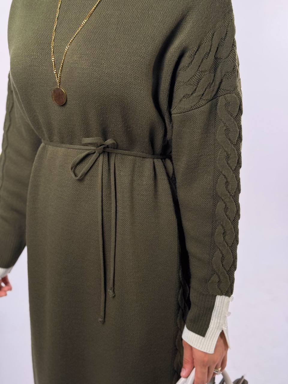 RUHENA Strickkleid mit Strickdetail und Schlitz – Einheitsgröße (38–46) | RH-B-EL-0012