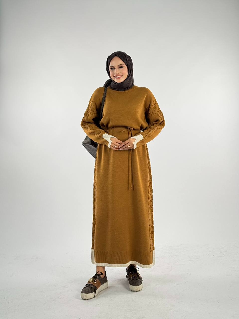 RUHENA Strickkleid mit Strickdetail und Schlitz – Einheitsgröße (38–46) | RH-B-EL-0012