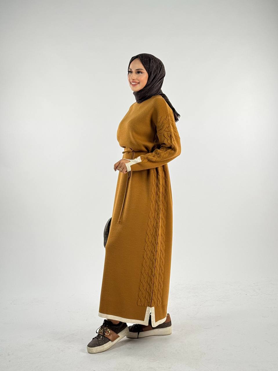 RUHENA Strickkleid mit Strickdetail und Schlitz – Einheitsgröße (38–46) | RH-B-EL-0012